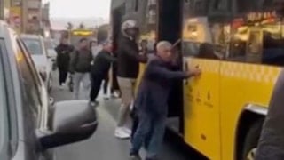 Üsküdar'da arızalanan İETT otobüsünü yolcular itti