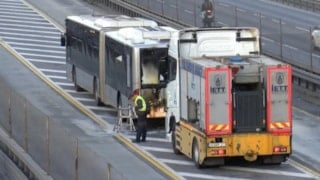 Küçükçekmece'de metrobüsün motor kısmında yangın çıktı