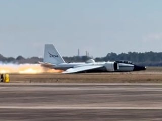 İniş takımları açılmayan NASA uçağı gövde üzerine iniş yaptı