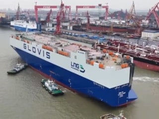 Dünyanın en büyük otomobil taşıyan gemisi denize indirildi