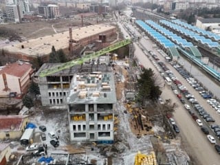 Gökyüzünde milim hesabı: Kule vinç operatörlerinin zorlu mesaisi