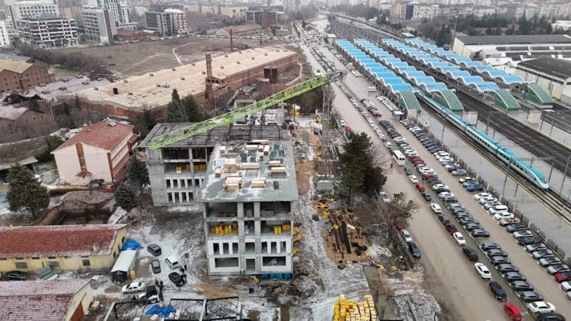 Gökyüzünde milim hesabı: Kule vinç operatörlerinin zorlu mesaisi