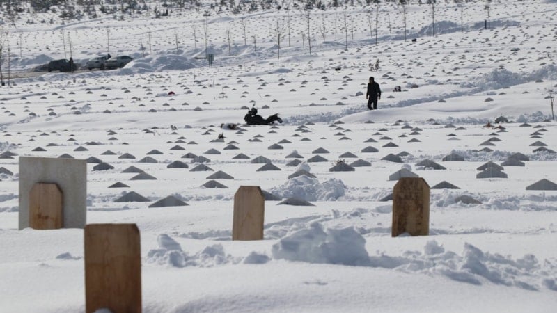 Sivas'ta yoğun kar mezarlığı yuttu