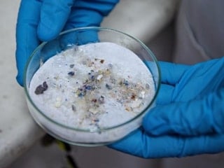 Çamaşır suyundaki mikroplastikler güneş enerjisine dönüştürüldü