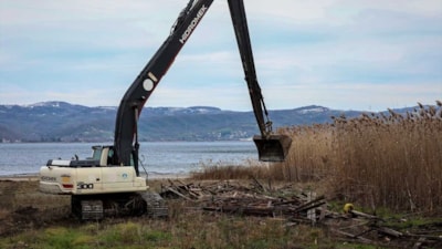 Sapanca Gölü kıyısında kaçak yapılara temizlik