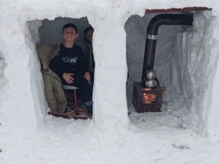 Malatya’da babadan çocuklarına sürpriz kardan ev