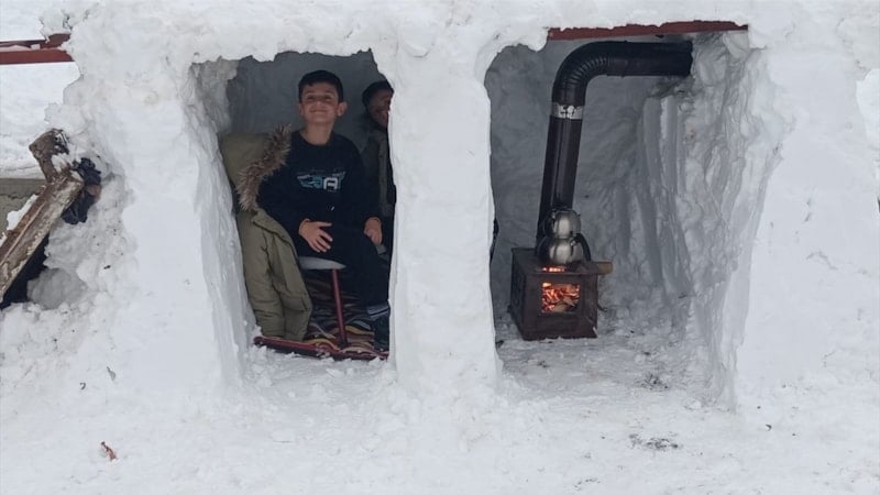 Malatya’da babadan çocuklarına sürpriz kardan ev