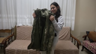 Hataylı depremzede, askerin verdiği montu 3 yıldır saklıyor