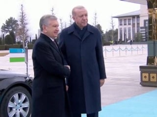 Cumhurbaşkanı Erdoğan, Özbekistan Cumhurbaşkanı'nı resmi törenle karşıladı