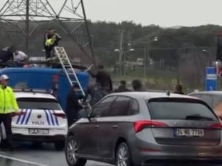 İstanbul'da cezaevi nakil aracı devrildi