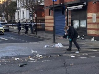 Londra'da soyulan kuyumcudan geriye sokaklardaki altınlar kaldı