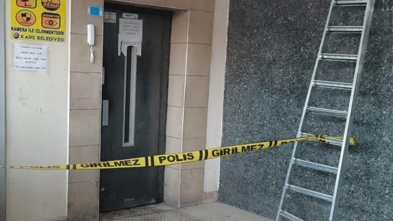 Kars'ta 2 gündür kayıp olarak aranan genç asansör boşluğunda ölü bulundu