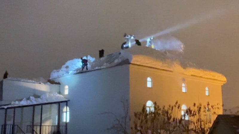 Yüksekova’da kar kütlesinin ağırlığına dayanamayan cami çatısı çöktü