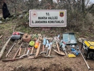 Manisa'da izinsiz kazıya jandarmadan suçüstü: 5 gözaltı