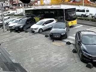 İstanbul Esenler'de İETT otobüsü park halindeki otomobillere çarptı