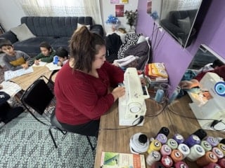 Hatay'da depremzede kadın, terzilikle ailesinin umudu oldu