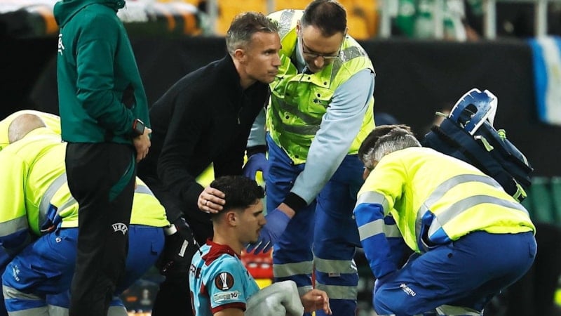 Avrupa gecesi kabusa döndü: Robin Van Persie oğlunu endişeli gözlerle izledi