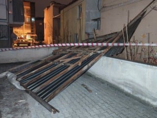 Denizli’de fırtına: Ağaçlar devrildi, çatılar savruldu