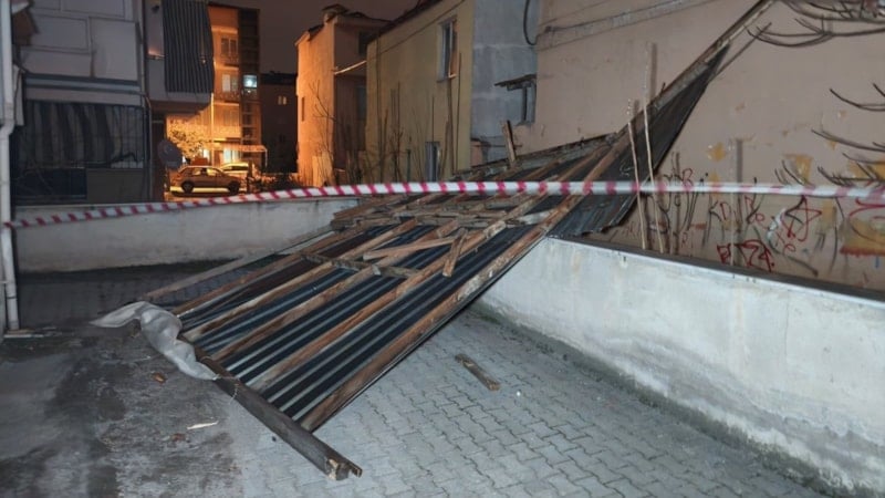 Denizli’de fırtına: Ağaçlar devrildi, çatılar savruldu