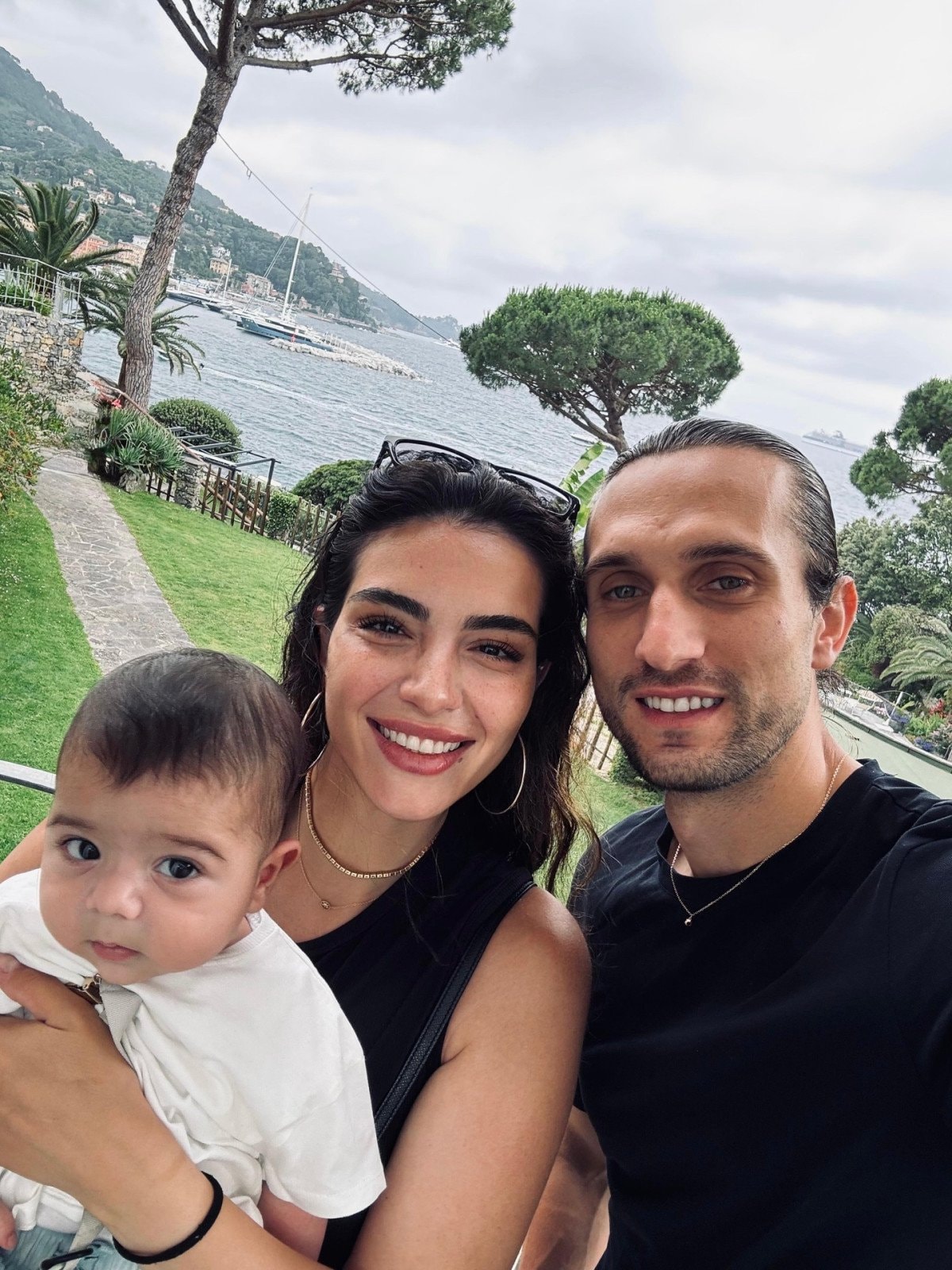 Melisa Aslı Pamuk ve Yusuf Yazıcı: Yunanistan’da Kutlama ve Mylan’ın 1 Yaş Serüveni