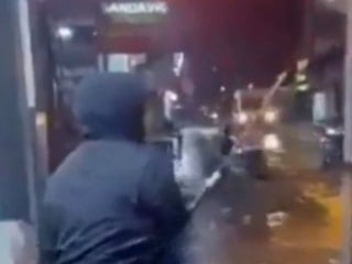 İzmir'de yollar göle döndü, vatandaş balık tuttu