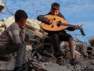 İsrail saldırısında bacağını kaybeden Filistinli çocuk, umudu müzikte buldu