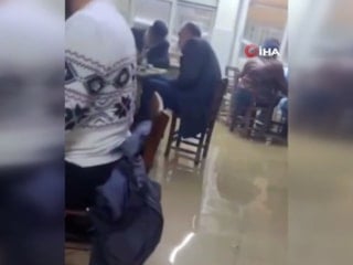 Adana'da kıraathaneyi su basması da oyuna engel olmadı