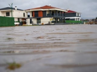 Edirne'de sağanak yağış villaları sular altında bıraktı