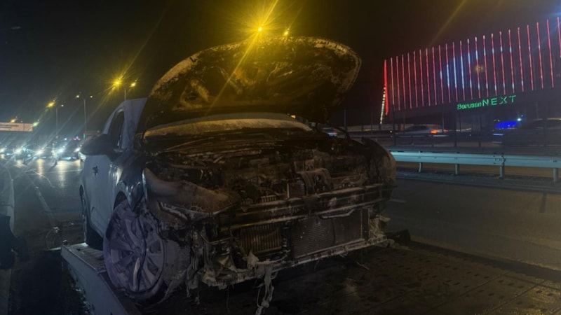 İstanbul Esenyurt'ta seyir halindeki araç alev alev yandı