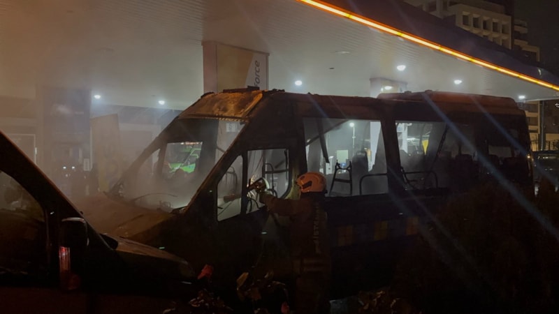 İstanbul'da benzin istasyonunda 2 minibüs alev aldı