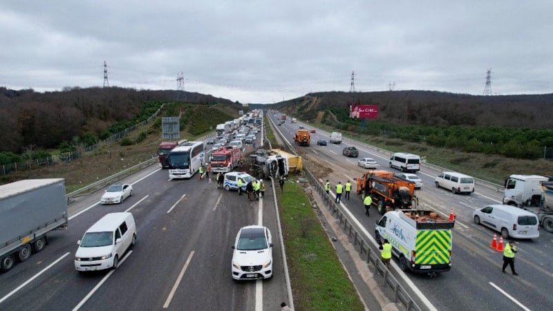 İstanbul'da hafriyat kamyonu yan yattı: Trafik yoğunluğu oluştu