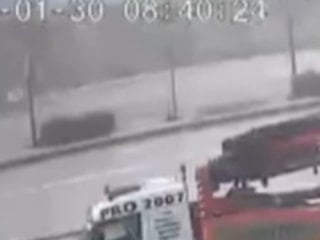 Gaziantep'te kontrolden çıkan servis refüje çıktı: Yaya son anda kurtuldu