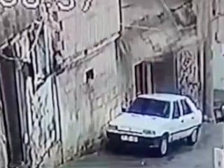 Şanlıurfa'da duvar, otomobilin üzerine devrildi
