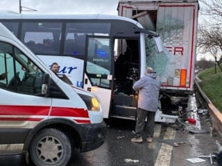 İstanbul'da park halindeki tıra çarpan midibüste 13 kişi yaralandı