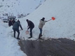 Bingöl'de yola düşen çığı vatandaşlar küreklerle kaldırdı
