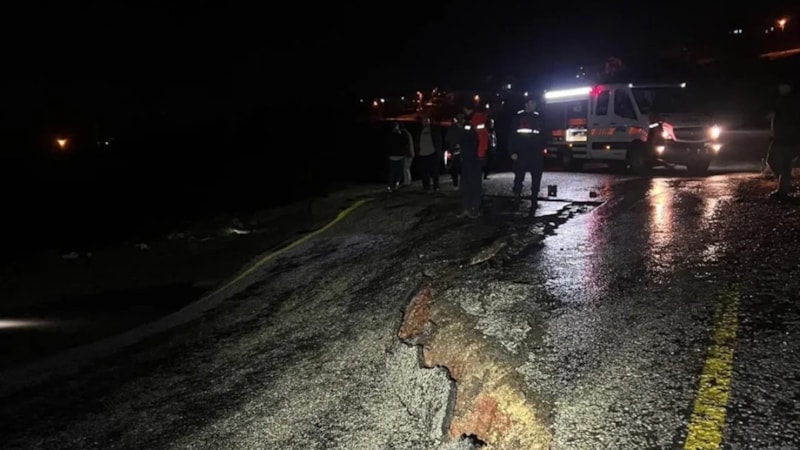 Uşak'ta yağış sonrası köy yolu çöktü