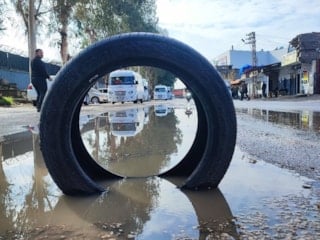 Adana'da belediyenin onarmadığı yolu lastikle işaretlediler