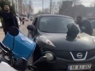 Bursa’da trafikte yol verme tartışması kameraya yansıdı