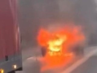 Gaziantep'te seyir halindeki araç alev alev yandı