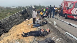 Antalya'da yolcu otobüsü devrildi: Ölü ve yaralılar var