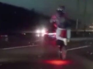 İstanbul'da motosikletlinin akrobatik hareketleri kamerada