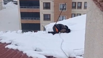 Hakkari'de kar temizliği için çatıya çıkan vatandaş ibadetini de eksik etmedi