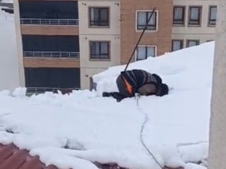 Hakkari'de kar temizliği için çatıya çıkan vatandaş ibadetini de eksik etmedi