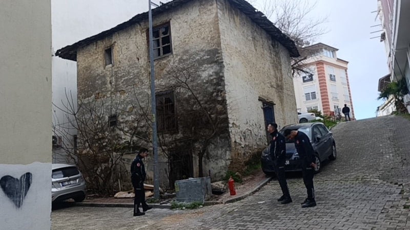 Antalya'da itfaiyeye park engeli: Yangın tüpleriyle koştular