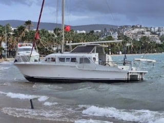 Bodrum'da fırtına nedeniyle 8 tekne kıyıya sürüklendi