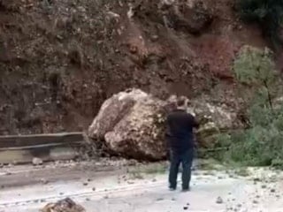 Burdur'da yola düşen dev kayalar, ulaşımı aksattı