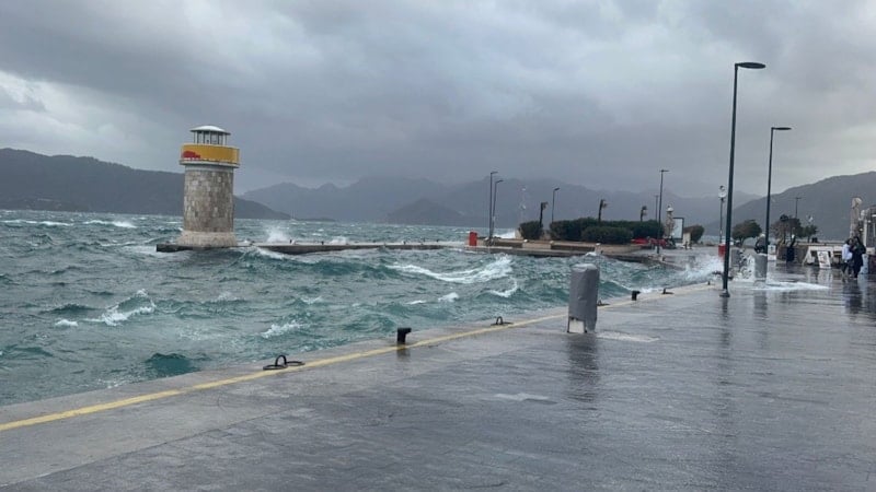 Muğla'da lodos, denizi karaya taşıdı