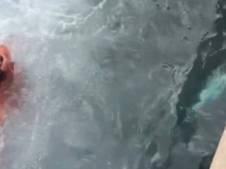 Edirne'de soğuk havaya aldırmadan suya girip orkinosu karaya çıkardı