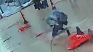 İzmir'de bir vatandaş göle dönen yolda çukura düştü