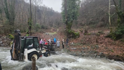 Yalova'da derede su yükselince 19 kişi mahsur kaldı